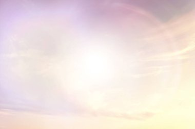 Güneş gökyüzü arka planda parlıyor, güneş ışığı bulutları soyut