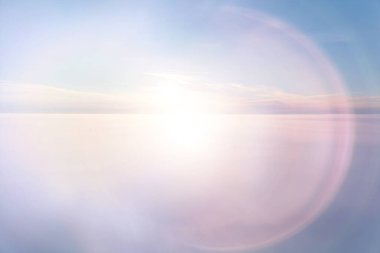 Güneş gökyüzü arka planda parlıyor, güneş ışığı bulutları soyut