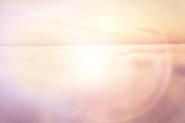 Güneş gökyüzü arka planda parlıyor, güneş ışığı bulutları soyut