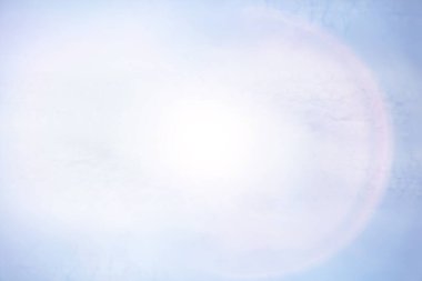 Güneş gökyüzü arka planda parlıyor, güneş ışığı bulutları soyut