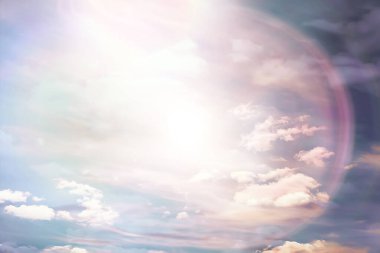 Güneş gökyüzü arka planda parlıyor, güneş ışığı bulutları soyut