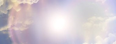 Güneş gökyüzü arka planda parlıyor, güneş ışığı bulutları soyut