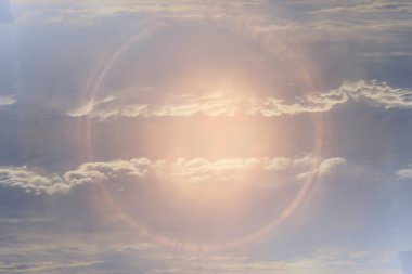 Güneş gökyüzü arka planda parlıyor, güneş ışığı bulutları soyut