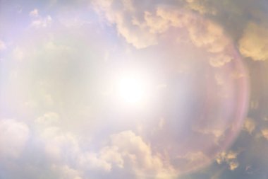 Güneş gökyüzü arka planda parlıyor, güneş ışığı bulutları soyut