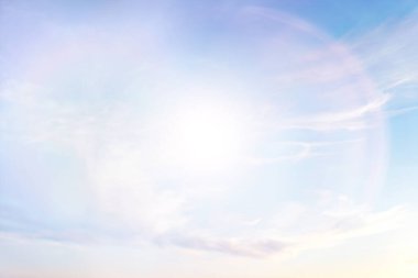 Güneş gökyüzü arka planda parlıyor, güneş ışığı bulutları soyut