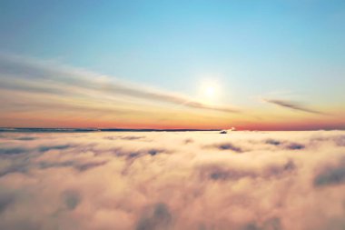 Mavi gökyüzü arka planda soyut gökyüzü manzarası cennet havası