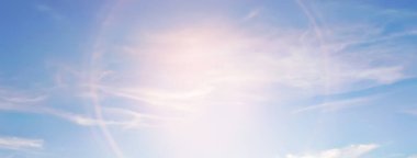 Güneş gökyüzü arka planda parlıyor, güneş ışığı bulutları soyut