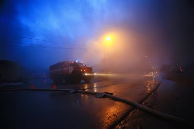 Vologda, Rusya - 16 Eylül - Yangın kırmızı kamyon gece yangını, duman, acil durum, 16 Eylül 2017 Vologda, Rusya