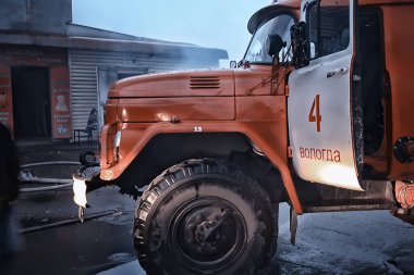 Vologda, Rusya - 16 Eylül - Yangın kırmızı kamyon gece yangını, duman, acil durum, 16 Eylül 2017 Vologda, Rusya