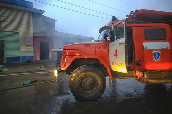 Вологда Россия Сентября Пожар Красном Грузовике Ночью Городской Пожар Дым — стоковое фото