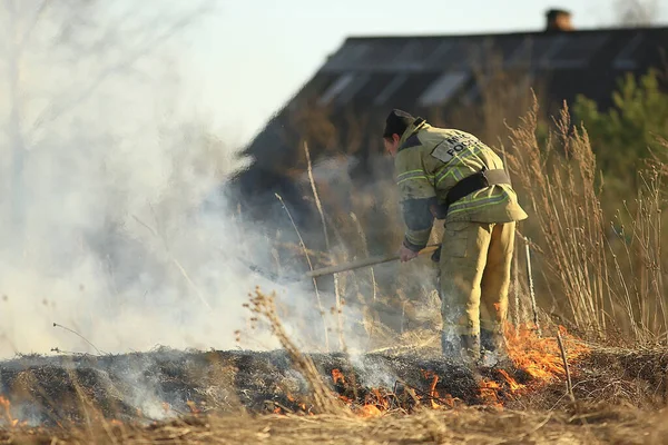 ロシアのヴォルダ 4月22日 草が燃えている 火が走っている 消防士が森林火災を消火する April 2019ロシアのヴォルダ — ストック写真