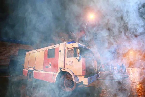Vologda Rússia Setembro Fogo Caminhão Vermelho Noite Cidade Fogo Fumaça — Fotografia de Stock