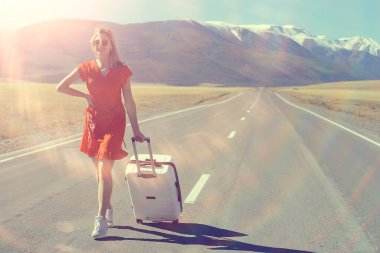 Otoyolda bavullu seksi kız, yaz seyahati özgürlüğü, kadın turist