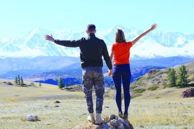 Dağlara tırmanan iki el, aktif manzara macerası