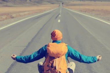 Yol meditasyon seyahati adam oturmuş meditasyon yapıyor özgürlük.