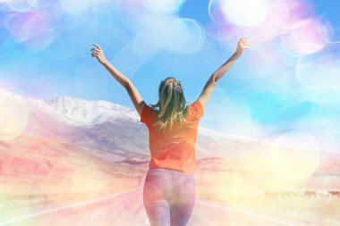 Kız yol elleri dağ konseptini yükseltti, yol özgürlüğü aktif macera