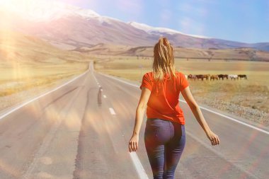 Dağlarda güzel bir dişi meditasyon havası, doğa manzarası yaz mevsimi