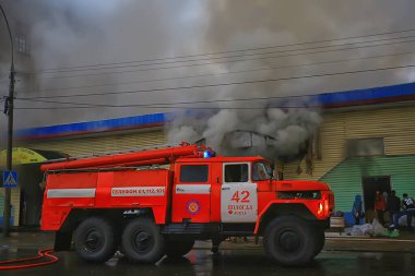 Vologda, Rusya - 16 Eylül - Yangın kırmızı kamyon gece yangını, duman, acil durum, 16 Eylül 2017 Vologda, Rusya