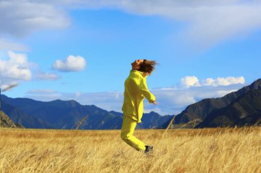 Saha dağları atlayan kız aktif yaşam tarzı açık hava, özgürlük mutluluğu yaz