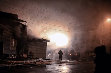 Vologda, Rusya - 16 Eylül: Gece yangını, insanlarla görüş, yangın ve dumanla dramatik trajedi, 16 Eylül 2017 Vologda, Rusya