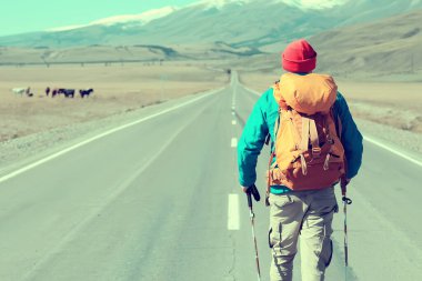 Otoyol macerası sırt çantalı adam manzara yürüyüşü, dağlar özgürlüğe bakıyor