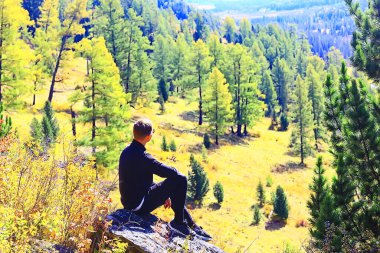 Budizm meditasyon seyahati, insan doğada geleneksel sarı pantolonla yoga yapıyor.