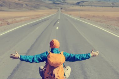 Otoyol macerası sırt çantalı adam manzara yürüyüşü, dağlar özgürlüğe bakıyor