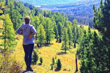 Dağ kızı ellerini kaldırdı, macera, doğa özgürlüğü, kadın