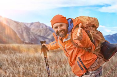 Dağlarda gezen adam baston yürür Maceracı adam sırt çantası ile gezer