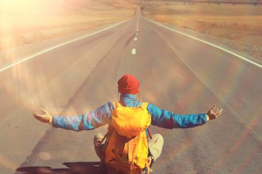 Otoyol macerası sırt çantalı adam manzara yürüyüşü, dağlar özgürlüğe bakıyor