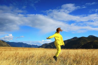 Saha dağları atlayan kız aktif yaşam tarzı açık hava, özgürlük mutluluğu yaz