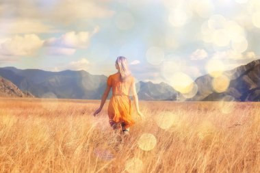 Dağlar seyahat ediyor kız, özgürlük ve mutluluk kavramı aktif