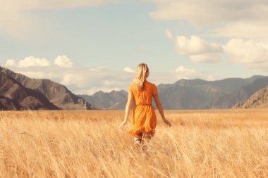 Dağlar seyahat ediyor kız, özgürlük ve mutluluk kavramı aktif