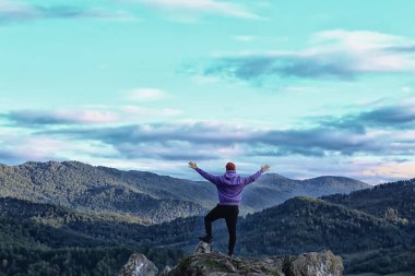 Dağ adamı elini kaldırdı, konsept özgürlük zafer aktif macera