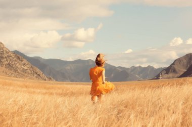 Dağlar seyahat ediyor kız, özgürlük ve mutluluk kavramı aktif