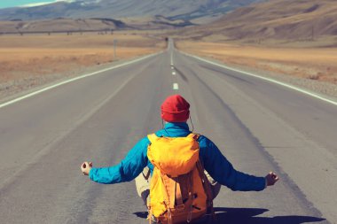 Yol meditasyon seyahati adam oturmuş meditasyon yapıyor özgürlük.