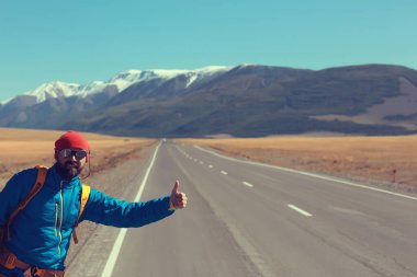 Otoyol macerası sırt çantalı adam manzara yürüyüşü, dağlar özgürlüğe bakıyor