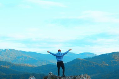 Dağ adamı elini kaldırdı, konsept özgürlük zafer aktif macera