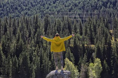 Dağ adamı elini kaldırdı, konsept özgürlük zafer aktif macera