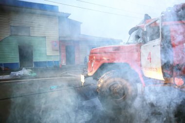 Vologda, Rusya - 16 Eylül - Yangın kırmızı kamyon gece yangını, duman, acil durum, 16 Eylül 2017 Vologda, Rusya