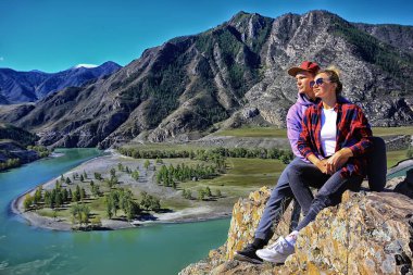 Dağlarda kucaklaşan çiftler, romantik mutluluk maceraları birlikte aktif.