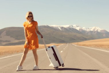 Otoyolda bavullu seksi kız, yaz seyahati özgürlüğü, kadın turist