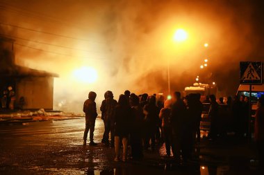 Vologda, Rusya - 16 Eylül: Gece yangını, insanlarla görüş, yangın ve dumanla dramatik trajedi, 16 Eylül 2017 Vologda, Rusya