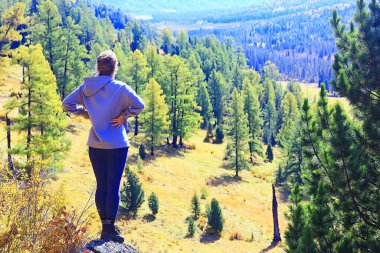 Dağ kızı ellerini kaldırdı, macera, doğa özgürlüğü, kadın