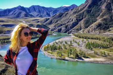 Dağlarda güzel bir dişi meditasyon havası, doğa manzarası yaz mevsimi