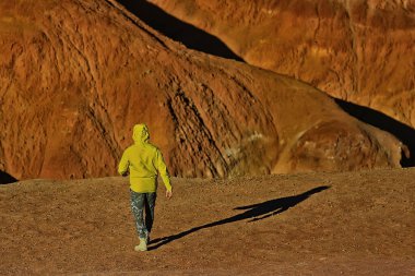 Mars Altai 'deki adam, Macera Kanyonu' ndaki kızıl dağlarda seyahat ediyor.