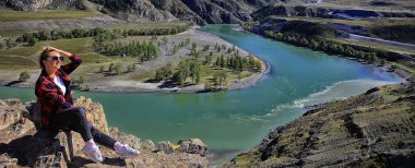 Dağlarda güzel bir dişi meditasyon havası, doğa manzarası yaz mevsimi
