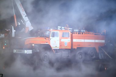 Vologda, Rusya - 16 Eylül: Gece yangını, insanlarla görüş, yangın ve dumanla dramatik trajedi, 16 Eylül 2017 Vologda, Rusya