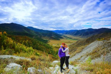 Dağlarda kucaklaşan çiftler, romantik mutluluk maceraları birlikte aktif.