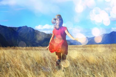 Dağlar seyahat ediyor kız, özgürlük ve mutluluk kavramı aktif